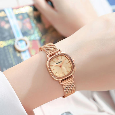 Women Oval Dial Quartz Watch With Simple Bar Scale