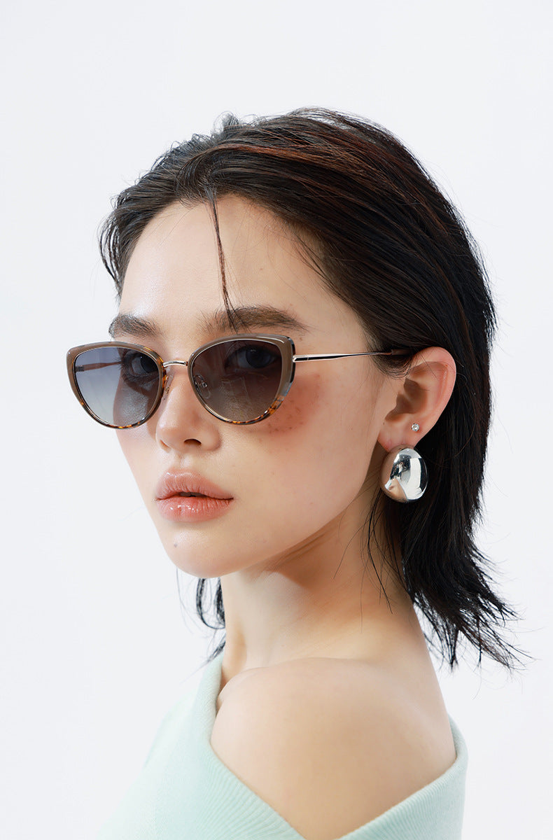 Black Frame Chic Cat Eye Polarized Sunglasses for Women - Lightweight UV Protection Fashion Eyewear