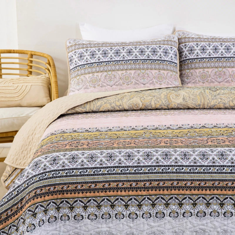 Crafted Quilted Bedspread and Pillowcases Set: A Testament to Skilled Craftsmanship - Queen size Payday Deals