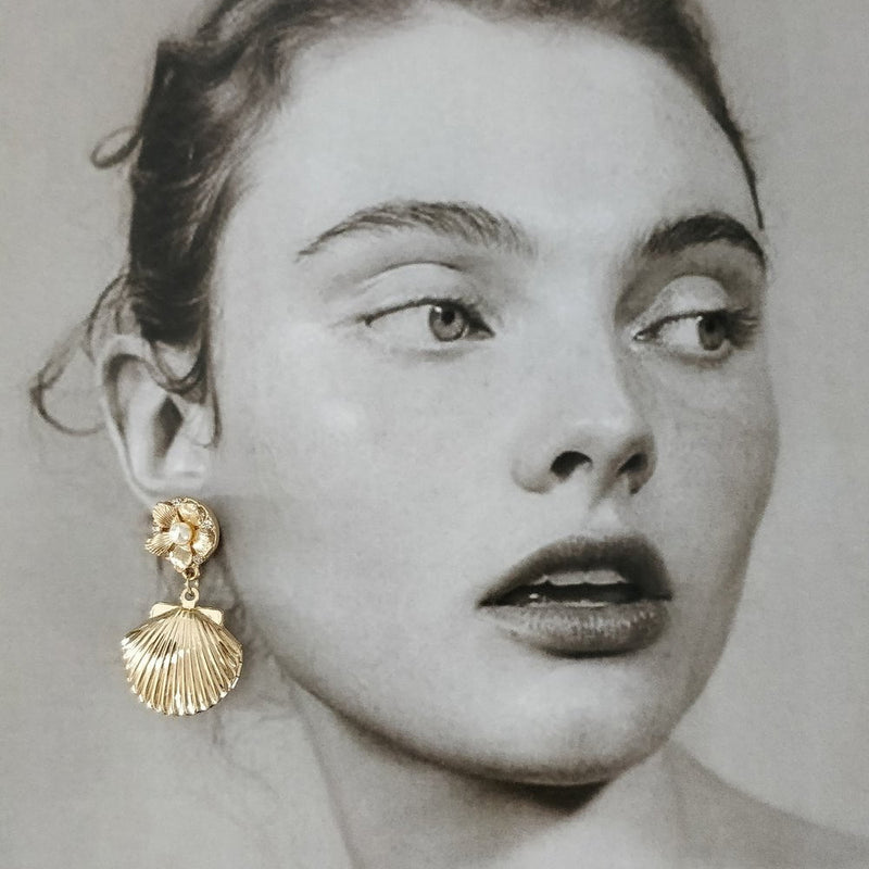 Culturesse Lillie Golden Clam Drop Earrings