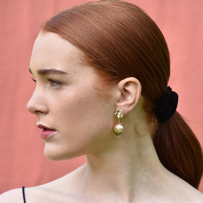 Culturesse Lillie Golden Clam Drop Earrings