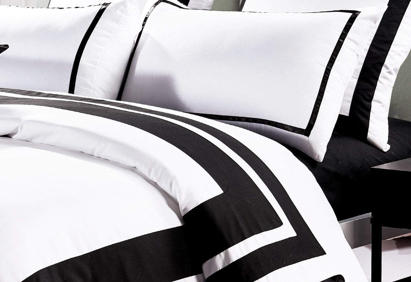 Size Black and White Quilt Cover Set (3PCS)